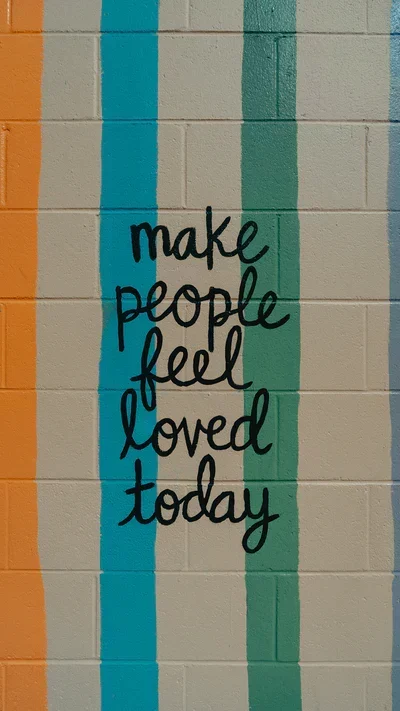 un bandeau sur lequel est écrit "make people feel loved today"